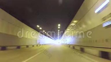 汽车从乘客的角度穿过隧道。 场景。 穿过隧道的车辆，司机